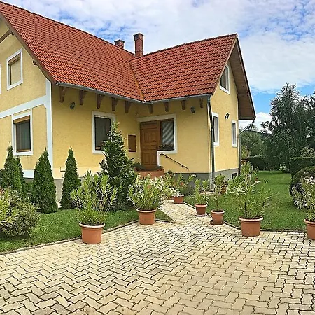 Apartment Petra Apartmanhaz *
